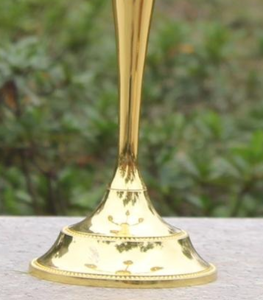 El exportador indio ofrece una elegante vela de latón con acento en la plataforma de velas para decoración navideña para hogares, cafés, espacios para eventos - Product Image 3