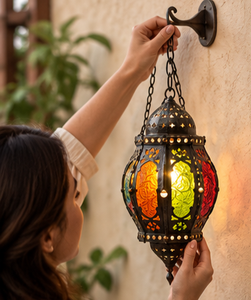 Lanterne suspendue marocaine artisanale Farida Hookahs, lampe à suspension vintage en métal, verre coloré multicolore, finition laiton doré/gris - Product Image 2