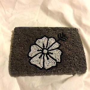 Petit sac à monnaie brodé zippé avec perles - Product Image 3