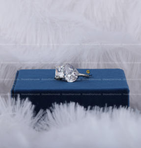 Anillo de bodas de plata de ley 925 para mujer mejorado con diamantes de moissanita de claridad Vvs de corte de princesa y pera - Product Image 3