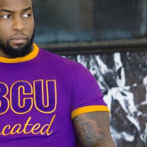 HBCU istruito in oro viola ciniglia ricamato Tee Omega greco Life abbigliamento Custom cotone confraternita T Shirt uomo - Product Image 4