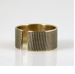 2027 Arizona Christian Jewelry Design Twist solide demi-rond en laiton avec pierre pour les femmes martelé texturé anneau - Product Image 1