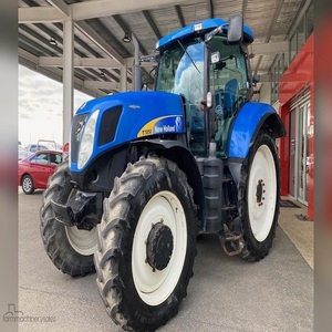 Puissant tracteur New Hollands avec moteur durable et système de transmission à engrenages lisses conçu pour les travaux agricoles à long terme - Product Image 2