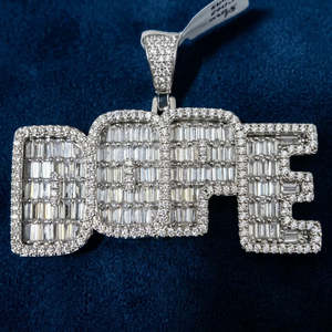 Collier pendentif géométrique en moissanite plaqué rhodium, chaîne tendance et stylée - Product Image 2