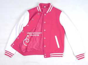 Veste universitaire courte pour femme avec broderie de lettrage audacieux et manches ajustées - Product Image 5