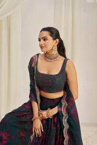 Nueva moda estilo Bollywood desgaste del banquete de boda bordado Lehenga Choli para las mujeres desgaste al por mayor proveedor exportaciones Surat India - Product Image 3