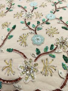 Tela de Alta Gama con Flores 3D, Plumas y Cuentas para Vestidos de Novia y de Noche - Product Image 5