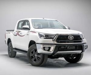 Toyota Hilux 2025 Doble Cabina 2.7L - Blanco Súper Brillante Interior Rojo, Impecable y en Excelente Estado - Product Image 1