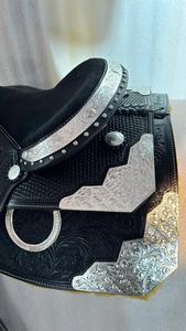 Silla de Montar Western Plateada Hecha a Mano, Duradera, Personalizada, de Cuero Premium con Adornos Plateados, Conchos, Profesional para Equitación - Product Image 5