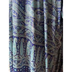 Veste en soie imprimée Paisley bleue, style sari - Product Image 1