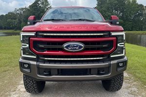 Ford F-350 Super Duty King Ranch 4x4 2020 d'occasion en bon état, 1 propriétaire, moteur V8 turbodiesel 6,7 litres, 4 roues motrices, Rapid Red - Product Image 1