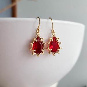 ต่างหูห่วงแบบกอดหู ประดับคริสตัลรูปหยดน้ำสีแดงทับทิม ชุบทองบนเงินแท้ 925 สไตล์วินเทจ ของขวัญสำหรับเธอ ต่างหูทับทิมสีแดง - Product Image 6