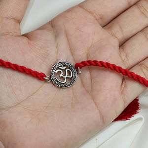 Amuleto Religioso Hindú Vintage Om Divino de Plata 92.5, Personalizable, Chapado con Diamantes Incrustados, Regalo para Hermanas - Product Image 1