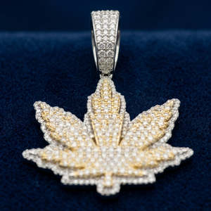 Collier de Luxe en Argent Poli Miroir avec Pendentif Feuille d'Érable Glacée et Moissanite Impériale Entièrement Sertie, Bijou Tendance et Culturel - Product Image 2