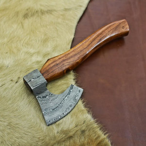 Hache de camping en acier de Damas, tête en acier à motif artisanal avec manche long en bois naturel pour la chasse, la survie et le bushcraft - Product Image 4