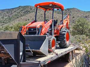 Tractor retroexcavador Kubota M62 usado, 62HP, poco uso, solo 62 horas, excelente estado, motor y caja de cambios completamente funcionales. - Product Image 4