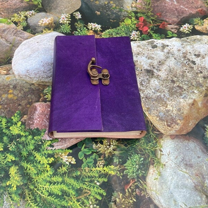 Juego de diarios de cuero vintage, paquete de 5 mejores cuadernos Grimoire para él, encuadernado en espiral, libros de diarios lisos con sombras de cinco colores - Product Image 1