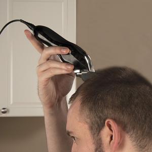 Herramienta Eléctrica de Afeitado para Hombre con Acabado Metálico Negro y Cuchilla de Acero Inoxidable - Product Image 3