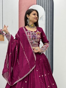 Impresionante tradicional Color granate Pure Vichitra Silk Lehenga Choli con trabajo de bordado pesado para Navratri y ropa festiva - Product Image 5