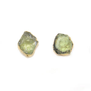 August Birthstone Boho Peridot Gold Pendientes de tuerca galvanizados Cuarzo áspero natural en oro - Product Image 1