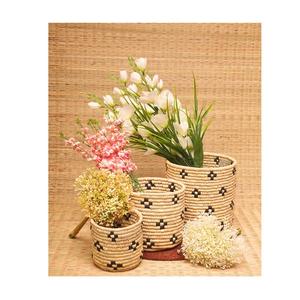 Cesta tejida a mano de hierba Sabai para almacenamiento y decoración del hogar con tejido duradero respetuoso con el medio ambiente y acabado de estilo natural rústico - Product Image 4