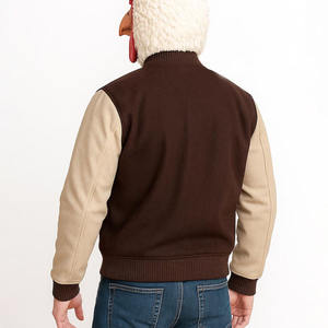 Chaqueta Universitaria para Hombre, Mangas de Lana y Cuero, Color Marrón y Beige, con Parche de Chenilla y Botones a Presión - Product Image 5