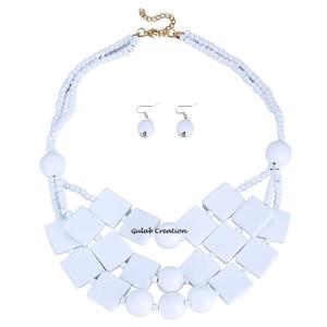 Collier ras du cou en perles de bois blanches à 3 couches, bijoux de déclaration Boho multi-brins faits à la main pour femmes avec perles en bois naturel - Product Image 5