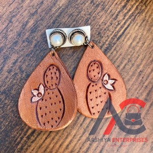 Nueva llegada estilo occidental tallado a mano pendientes de cuero mujeres lindo pendiente de lágrima de moda joyería de moda de cuero - Product Image 1