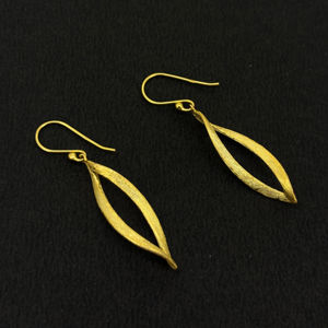 Boucles d'oreilles pendantes pour femmes en argent sterling 925 massif, design fantaisie, faites à la main, ethniques, torsadées, en forme de goutte, mat, plaqué or 18 carats, cadeau - Product Image 1