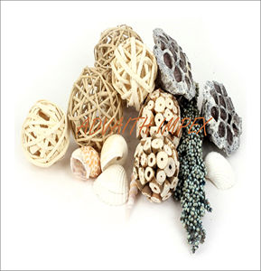 Remplisseurs de bol Collection d'éléments naturellement trouvés et fabriqués à la main rassemblés dans un bol, un vase ou simplement dispersés parmi - Product Image 2