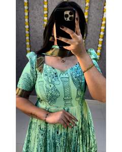 Magnifique Kurti Anarkali pour femme adulte en Kalamkari pur, accompagné d'un dupatta en soie Dola avec bordure en dentelle, en stock, fabriqué en Inde - Product Image 4