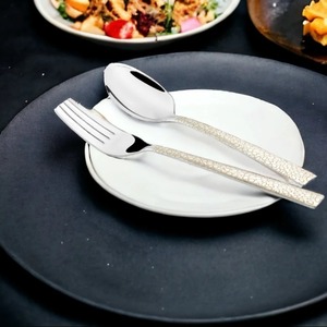 Ensemble de couverts contemporains en argent avec un design minimaliste élégant pour table à manger, cuisine ou célébration de l'Inde - Product Image 5