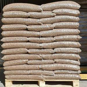 Granulés de bois de pin DIN + briquettes de diamètre 6mm à motif de bâton emballés dans des sacs à vendre - Product Image 2