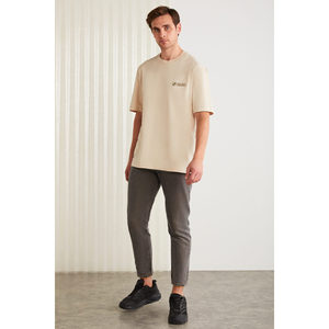เสื้อยืดคอกลมทรงเข้ารูปผู้ชาย Zeus ผ้าฝ้ายออร์แกนิก สีเบจ แต่งลายปัก - Product Image 4