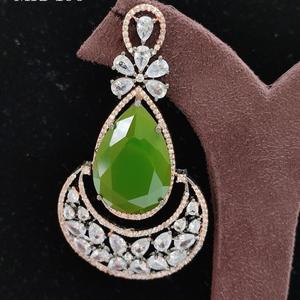 Elegantes pendientes de chispa de circón chapados en plata con perla para fiesta y fiesta, accesorios de moda con piedra de circón - Product Image 1