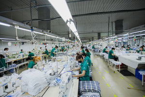 Aristino Milano เสื้อเชิ้ตผ้าคอตตอนผู้ชายคอจีน300ก. กันรอยยับระบายอากาศได้ ALSU010S0สไตล์ชุดทำงานฤดูร้อนขายส่ง - Product Image 6