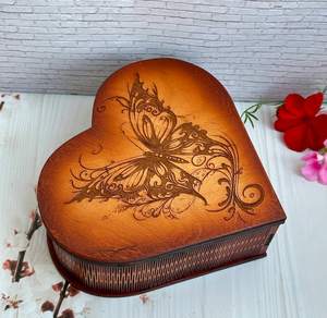 Boîte à bijoux en bois artisanale en forme de cœur, organisateur en bois massif écologique pour bagues et boucles d'oreilles - Product Image 4