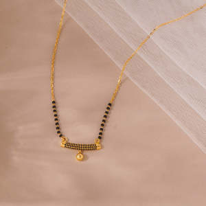 จี้ทองคำรูปมังกัลสุตรสำหรับเธอ - เครื่องประดับสะสมทางวัฒนธรรม - Product Image 1