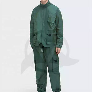 ชุดวอร์มผู้ชายแบบมีฮู้ด สไตล์ฮิปฮอป สำหรับฤดูใบไม้ร่วงและฤดูหนาว เสื้อแจ็คเก็ตกันลมแบบสปอร์ต ดีไซน์กระเป๋าคาร์โก้ ชุดจ็อกเกอร์ทรงโอเวอร์ไซส์ รับผลิตแบบ OEM และปรับแต่งได้ - Product Image 1