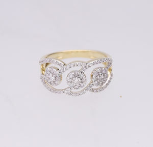 Bague pour femme en or 14 carats avec grappes de diamants naturels ronds en trio dans un design de tourbillon ajouré. - Product Image 5