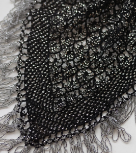 Chal Triangular de Ganchillo con Cuentas Negras Vintage de Moda, Pañuelo con Flecos y Cuentas - Product Image 2