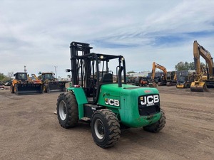 Chariot élévateur tout-terrain JCB 940 4x4 de 2019, capacité de levage de 9000 lb, moteur diesel JCB, cabine ouverte, fourches de 72 pouces - Product Image 4