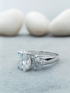 Anillo de Compromiso y Boda Solitario de Diamante Cultivado en Laboratorio VVS de 1.5ct, Corte Ovalado, Clásico, para Mujer, Oro de 18k, Certificado - Product Image 3