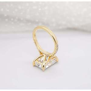 Anillo de Compromiso con Diamante de Corte Radiante y Banda Pavé con Halo Oculto, Certificado IGI - Product Image 5