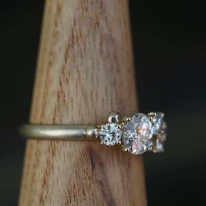 Bague de fiançailles et de mariage en diamant cultivé en laboratoire 1,00 carat VS1 Or jaune 14 carats Rhodié Classique Certificat IGI Ensemble de bijoux fins pour mariée - Product Image 3