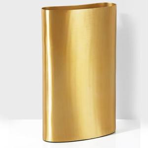 Florero de metal alto Acabado dorado Ideal para decoración de interiores moderna y estilo de eventos Hecho a mano de La India - Product Image 4