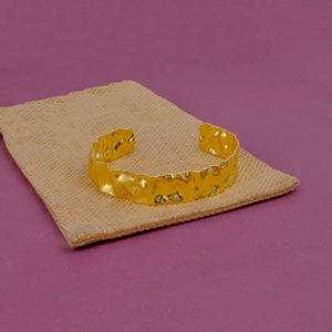 Brazalete de latón chapado en oro con declaración de moda para mujer Brazalete abierto ancho con textura martillada - Product Image 1