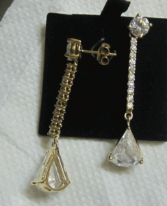 Boucles d'oreilles pendantes élégantes pour femme en alliage de zinc argenté avec zircon cubique serti en forme de goutte d'eau pour soirée - Product Image 1