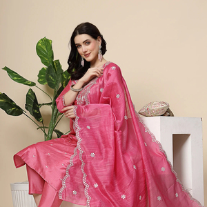 Ensemble Kurta, pantalon et dupatta pour femme, élégant, style indien, en tissu polyester rose brodé, lavable, longueur genou, col rond, pour l'été - Product Image 1