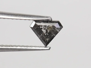 0.69 ct. เกลือธรรมชาติและพริกไทยดำเพนตากอนเพชรสำหรับแหวนหมั้นเพชร - Product Image 4